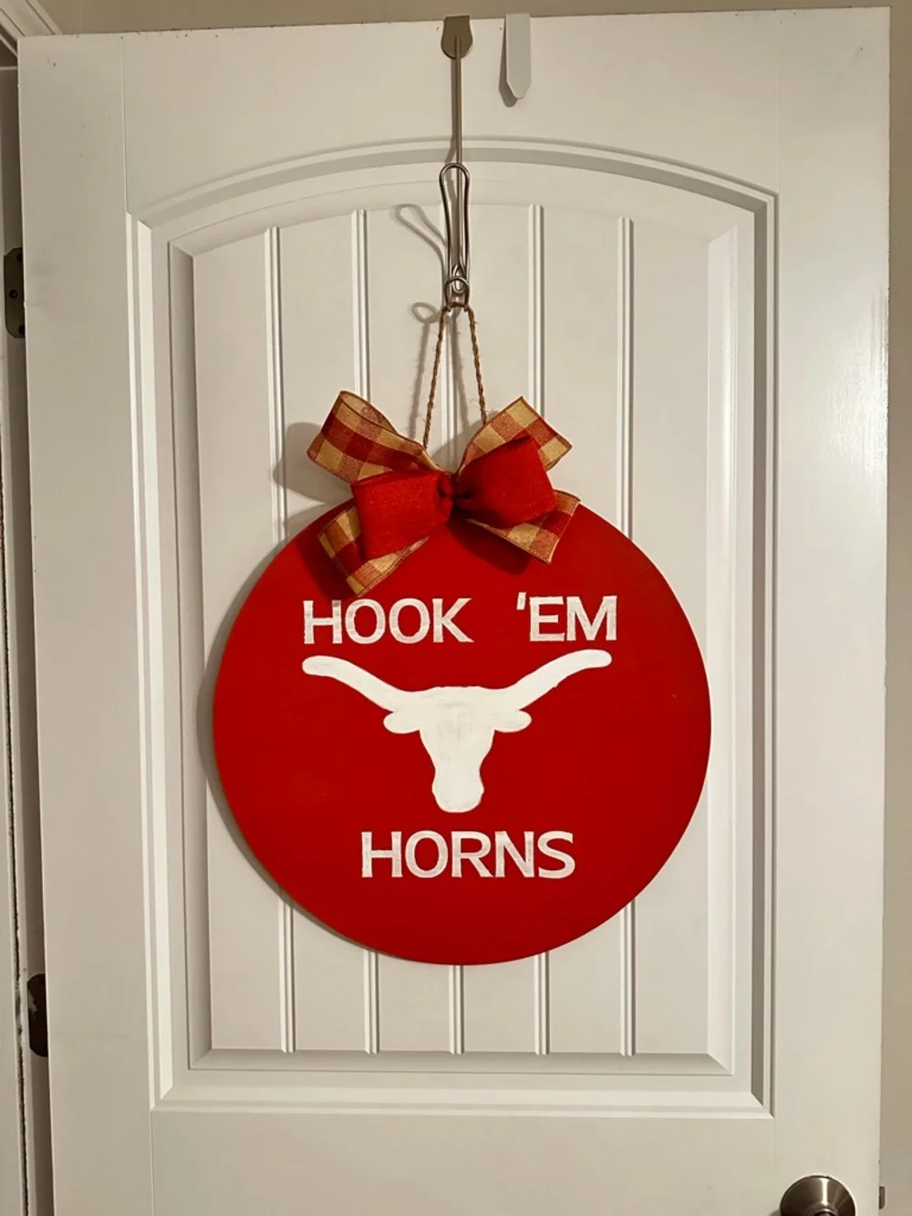 Red 'Hook 'Em Horns' Round Wall Sign with White Longhorn